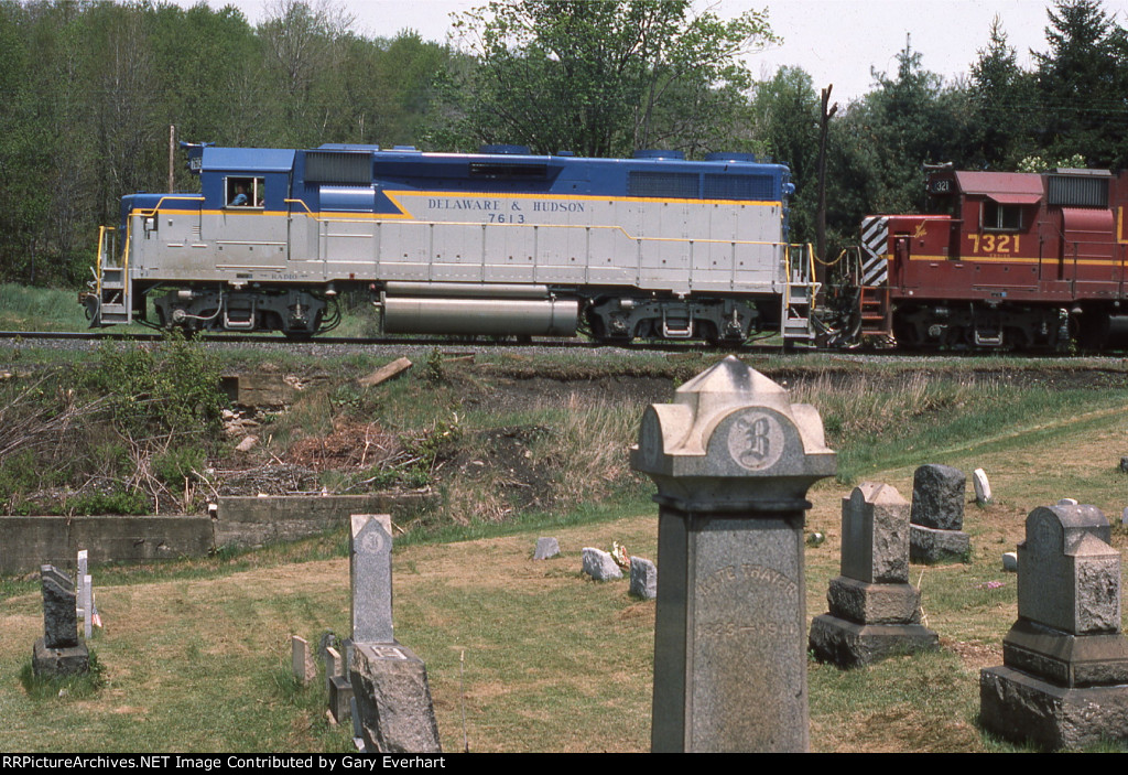 DH GP39-2 #7613 with DH #7321 - Delaware & Hudson